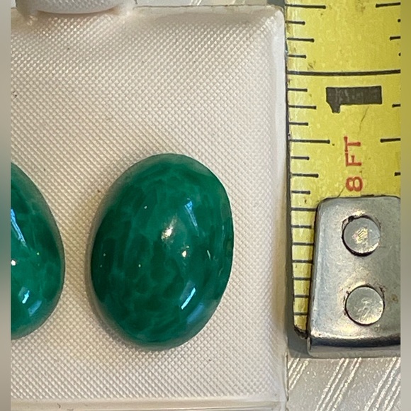 Vintage Green Jade Gemstone Pierced Post Back Earrings Never Worn - Picture 2 of 4